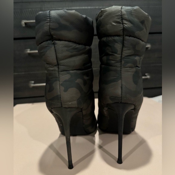 Cloak, Steve Madden, puffer boot camo size 9 - Picture 4 of 5